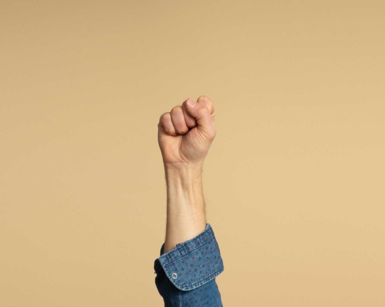 hombre contra la violencia de género