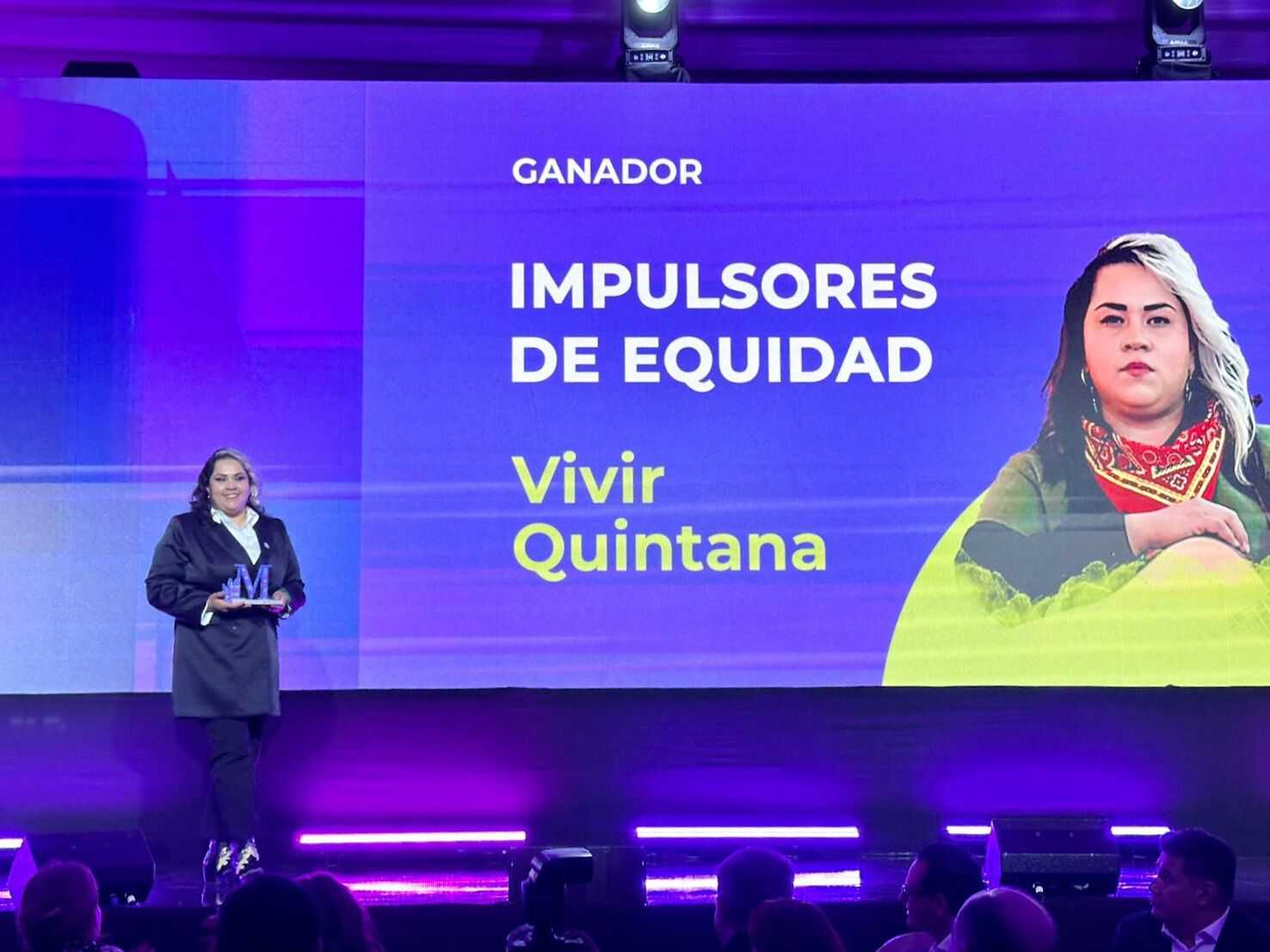 Vivir Quintana, cantautora (foto buena)