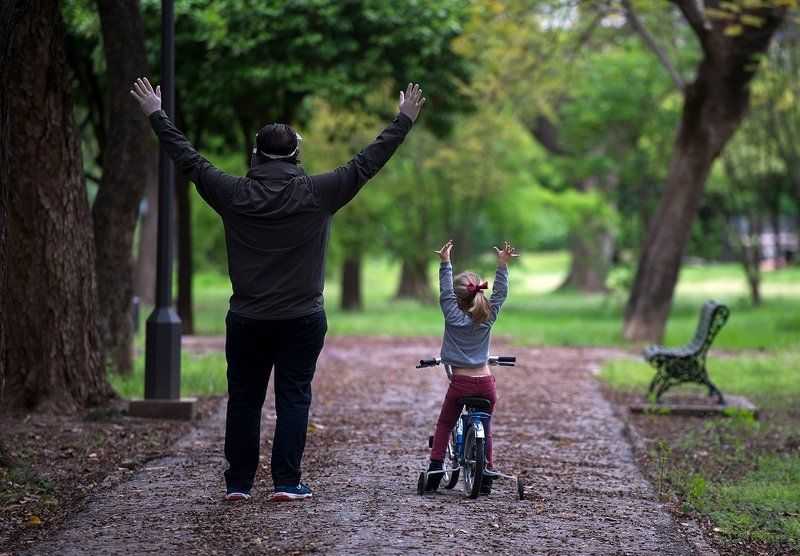 Una niña se ejercita junto a un adulto en Sevilla, España. (Foto: Cristina Quicler/AFP)