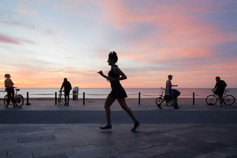 En Barcelona la gente salió a las calles desde muy temprano a ejercitarse o simplemente caminar. (Pau Barrena/AFP)