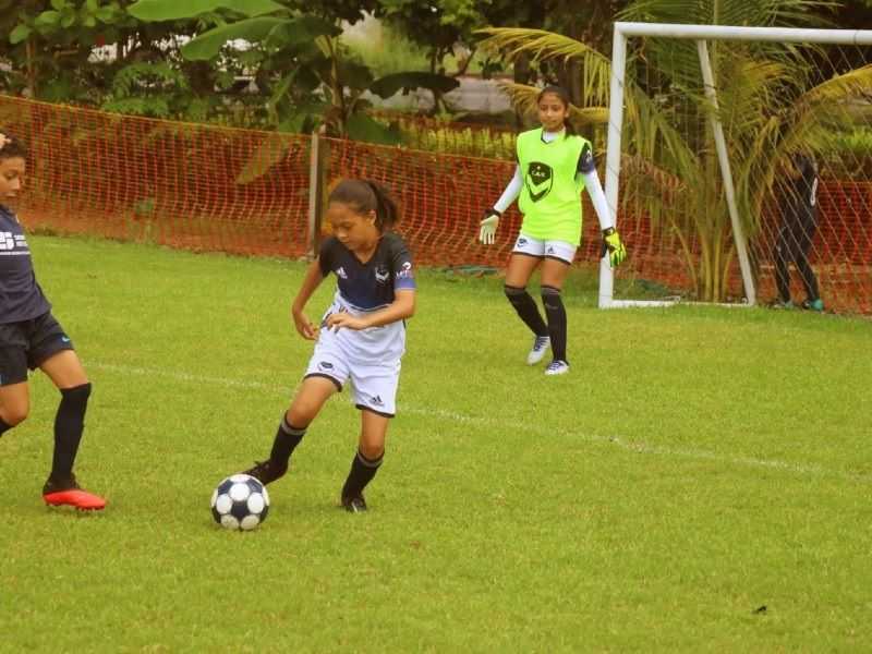 Regis domina la pelota, mientras Linet cuida la portería, durante un juego de liga infantil en Veracruz. (Foto: Iván Sánchez)