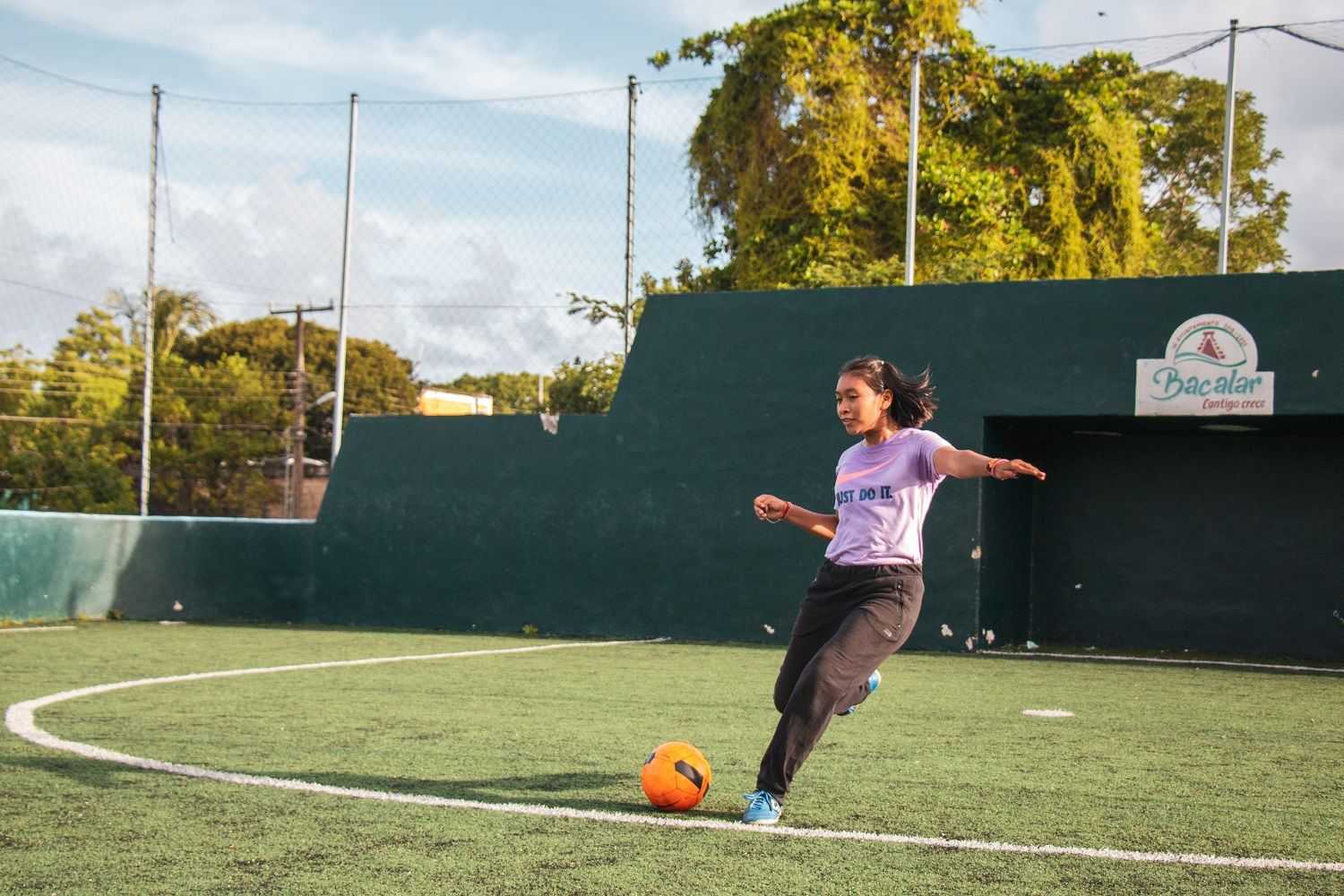 Gisel Berdón Yam juega en el equipo de futbol de Girls United.