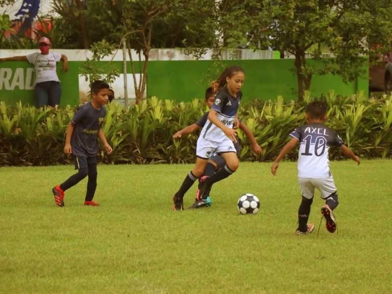 Regis en la cancha, durante un juego de liga infantil en Veracruz. (Foto: Iván Sánchez)