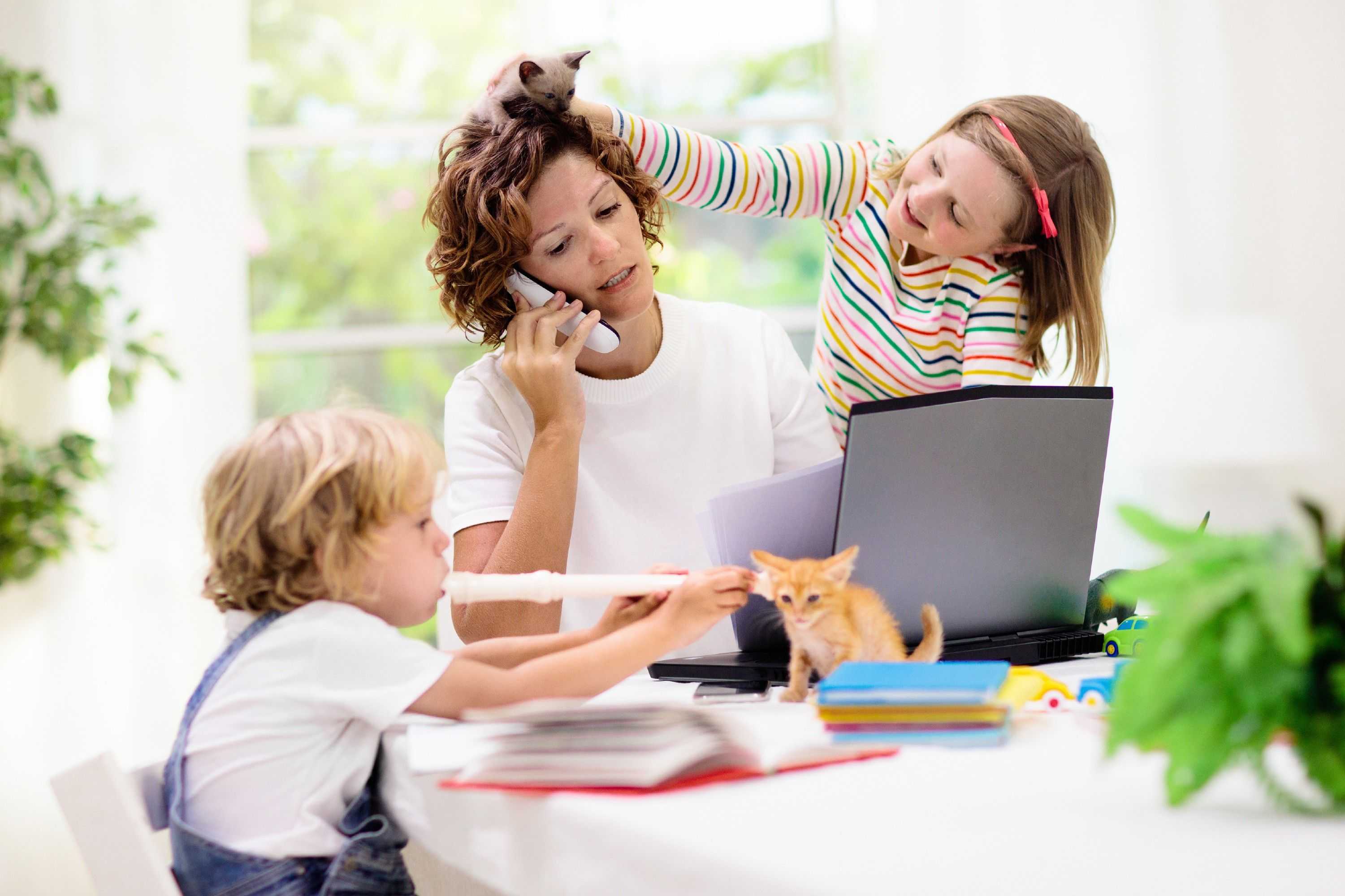 mujer trabajando Fot Shutterstock.jpg