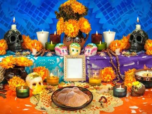 Una ofrenda de Día de Muertos en México. (Foto: Shutterstock)